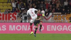 酷すぎる！南野拓実の目前で超危険ジャンピングニーアタック炸裂！「格闘技かよ」猛速飛び込みからの強烈“顔面膝蹴り”で一発レッドの瞬間