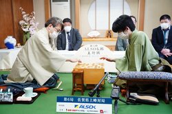 藤井聡太王将「充実感のあるシリーズ、羽生九段の強さ感じた」羽生善治九段との“世紀のタイトル戦”制し喜び語る／将棋・王将戦七番勝負