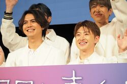 片寄涼太、上映後の歌披露に「いっぱいいっぱいになって泣きそうに」GENERATIONSが白スーツでそろい踏み『昨日より赤く明日より青く』舞台挨拶