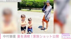 中村獅童、家族とプールや川へ夏のおでかけ そっくり親子ショットも公開