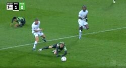 わずか1秒間で2人潰す！ファウル覚悟の“秒殺ラフプレー”が炸裂した瞬間　足元からガッツリ刈り取る強烈タックル→その勢いのまま背後から吹っ飛ばして大暴れ