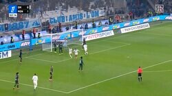 一体、何が！？ DF陣“混乱”…バックヘッドで繋いだスーパーゴールにデゼルビ監督も感情爆発 「めっちゃ喜んでる」SNS注目