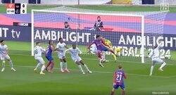 「変態テクニック！」「天才すぎる」ジャンプしながら空中でクロスに合わせる→左足アウトサイドキックを炸裂した瞬間　ブラジル代表FWの超絶プレーにスタジアム騒然