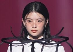 「美しすぎて息とまる」「脚ほっそ！」“Z世代から圧倒的支持”出口夏希、オープニングでの凛々しいランウェイに大歓声！