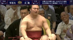 テーピングだらけで満身創痍の炎鵬、勝ち越し目前から3連敗　琴恵光に掛け投げで敗れる