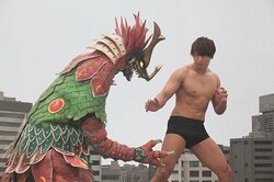 レスラー・飯伏幸太が怪獣と戦う！『大怪獣モノ』バトル映像解禁　みうらじゅん、町山智浩らも絶賛