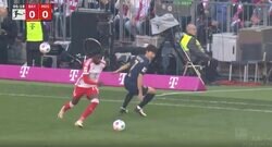 抜かれた相手は思わず絶叫！「これはイラつく」「ウザいw」 完璧すぎる“股抜きドリブル”が炸裂した瞬間　“爆速王”のスピードだけじゃない圧巻テクニック