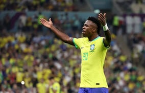 ブラックスーツにゴールドの組み合わせ、ブラジル代表ヴィニシウスが『GOLDEN CONCEPT』との新コラボ製品を公開