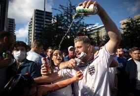 「路上でお酒を飲むために生きている！」イングランドのファンにとってカタールW杯が不評な理由【英国人記者コラム】
