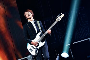 必ず一緒に歌える日が…」GLAY、25周年ライブでファンとの約束 ステージ