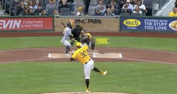 【写真・画像】ワケわからん！ 大谷翔平の目の前で“珍ハプニング”「何が起きた」「ルール知らない？」 “衝突プレー”から相手野手陣が混乱… ブーイングの嵐　1枚目