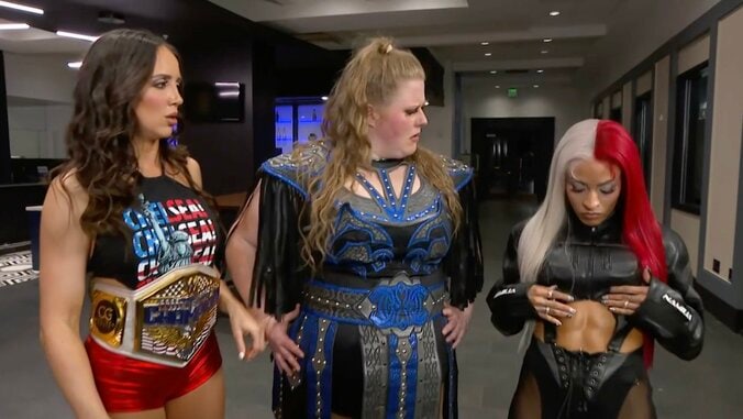 「ベルトを巻くのにちょうど良さそうね」とゼリーナ（写真右）