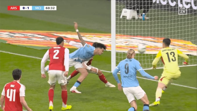 「酷いミス」「悪夢」アーセナルGKの“痛恨ファンブル”に現地メディア辛辣「なぜケパを起用した？」カラバオカップ決勝でクロス後逸 5枚目