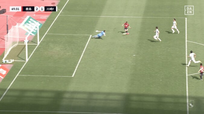 衝撃級！ 鈴木優磨の“神スルーパス”にファン騒然「ほら打てよ！ってメッセージ付き」「ケインやん」「スピードもコースも完璧」決勝点アシストの瞬間 3枚目