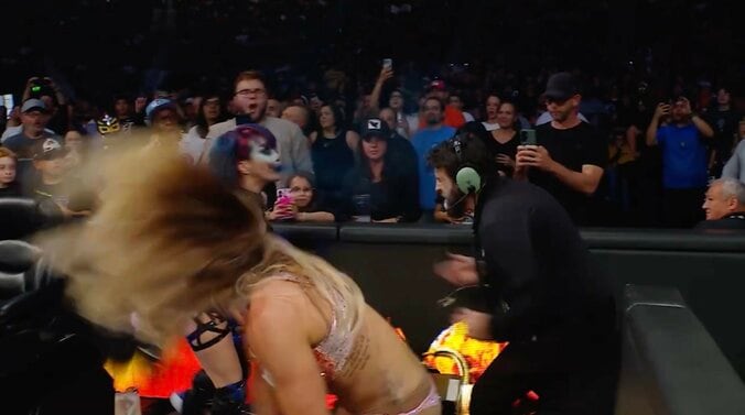 シャーロット“緊急回避”で毒霧がスタッフへ…