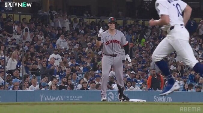 【写真・画像】ド軍ベンチ＆相手打者も“大混乱” 審判がホームラン宣告行わずバッターは塁上でストップ…異例ドタバタ劇に両軍困惑　1枚目