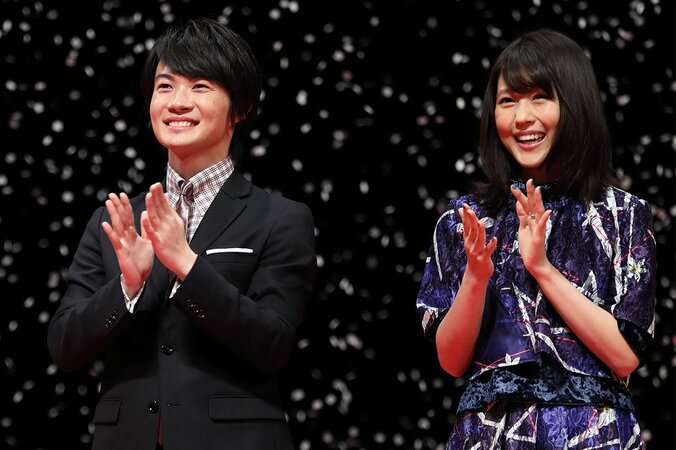 「紅白の司会者」と冷やかされた、神木隆之介と有村架純“カップル” 1枚目