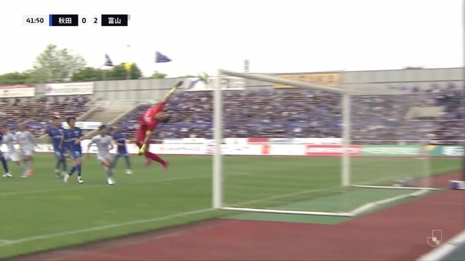 「こんなのみたことない」「一生語り継がれるゴール」風に乗る“40m級”スーパーロングFK弾がSNSで話題沸騰「ゴラッソ過ぎる」神コースに叩き込んだファン騒然の一撃 5枚目