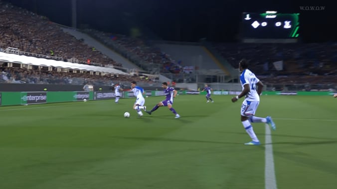 一体なにが…？鎌田大地が激昂！際どい“接触”をめぐり相手MFと口論…一歩も引かない強気の姿勢 3枚目