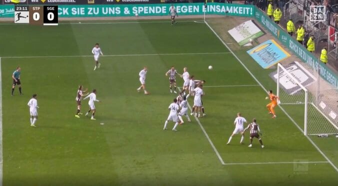 「首がおかしい！」安藤智哉、神業すぎる“スーパープレー”炸裂「体どうなってる？」驚異の“バックヘッドパス”にファン騒然 4枚目