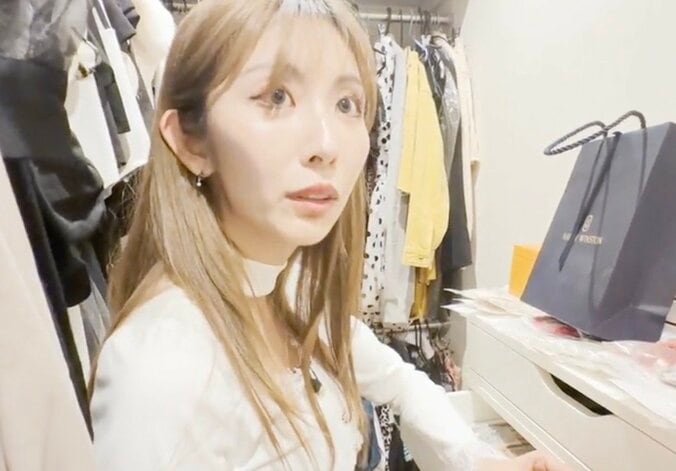 【写真・画像】「26歳差婚」4児の母の31歳セレブ妻「GUCCI風のSHEINです」家賃170万円の自宅クローゼットを公開「物欲がないので」　1枚目