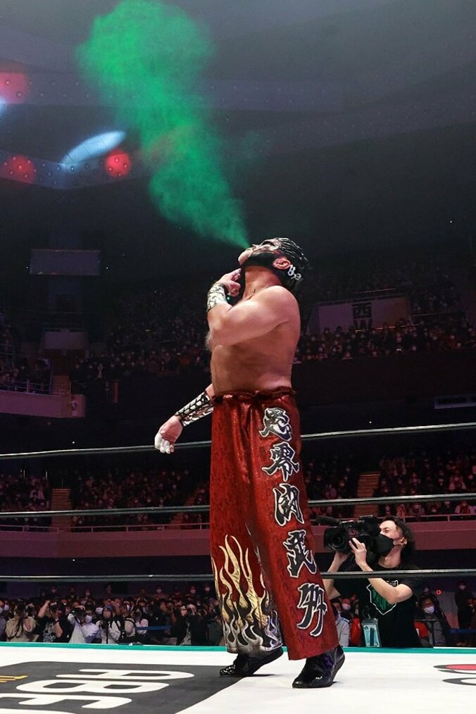 中邑真輔、ムタの顔面に毒霧を逆噴射！ “愛と毒”でムタとの激闘を制して涙腺崩壊「バイバイ、マイアイドル・ムタ…」 3枚目