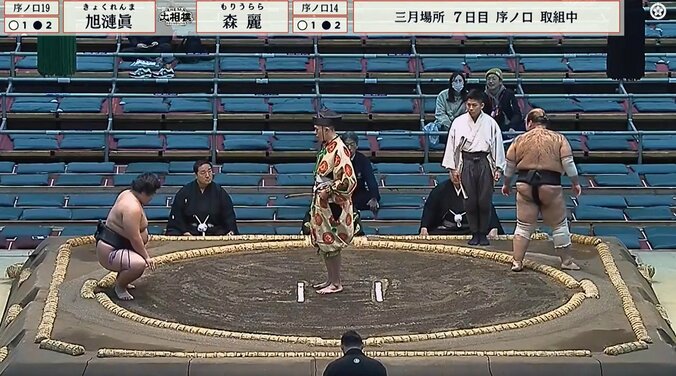 自らが勝ち名乗りを受け、思わず振り返ったベテラン・森麗