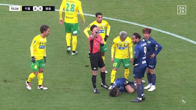 「辛いな」J2徳島主将、大一番で無念の負傷交代に号泣「悔しいだろうな」相手選手と激しい接触→足首を捻って立ち上がれず「もらい泣きしそう」 5枚目