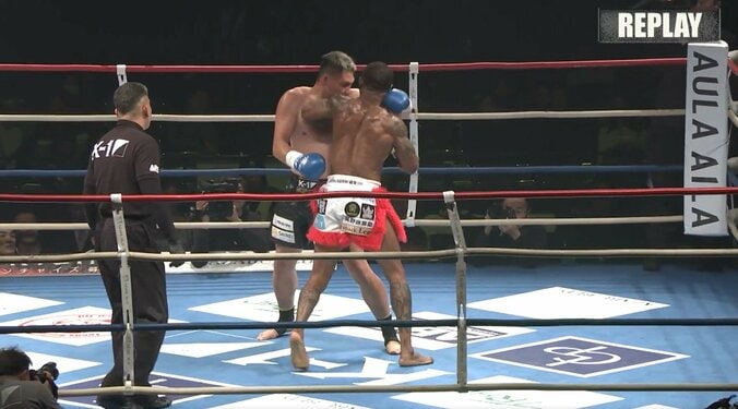 「何やってんだ！」「後味悪い」再三の反則で前代未聞のレッドカード 予期せぬ「反則負け」に批判殺到 2枚目