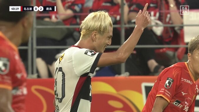 「面になる」鈴木優磨、華麗な股抜きパスの直後に見せた衝撃の表情が話題「これで笑ってるんだもんな」 3枚目