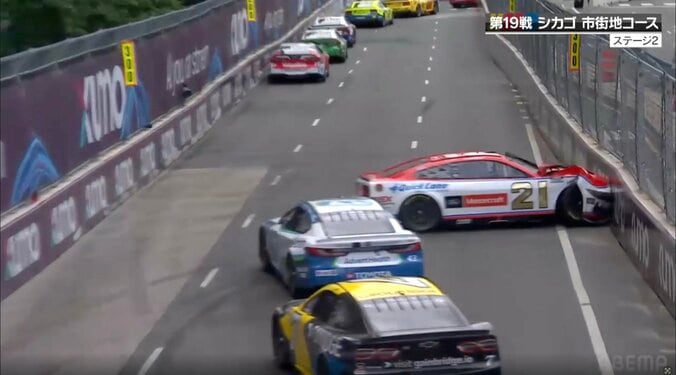 真正面からコース脇のウォールへ衝突！