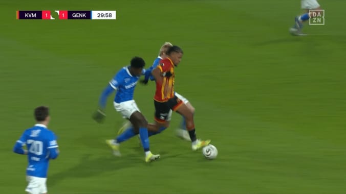 相手DFの攻め上がりに2人で対応したが…