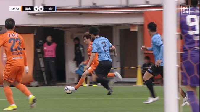 嘘だろ…？ 36歳元日本代表MFの“ノールック股抜きパス”にファン驚愕！「レベルが違う」「錆びつかないなあ」「なんやそれ…」乾貴士が川崎翻弄でPK誘発 3枚目