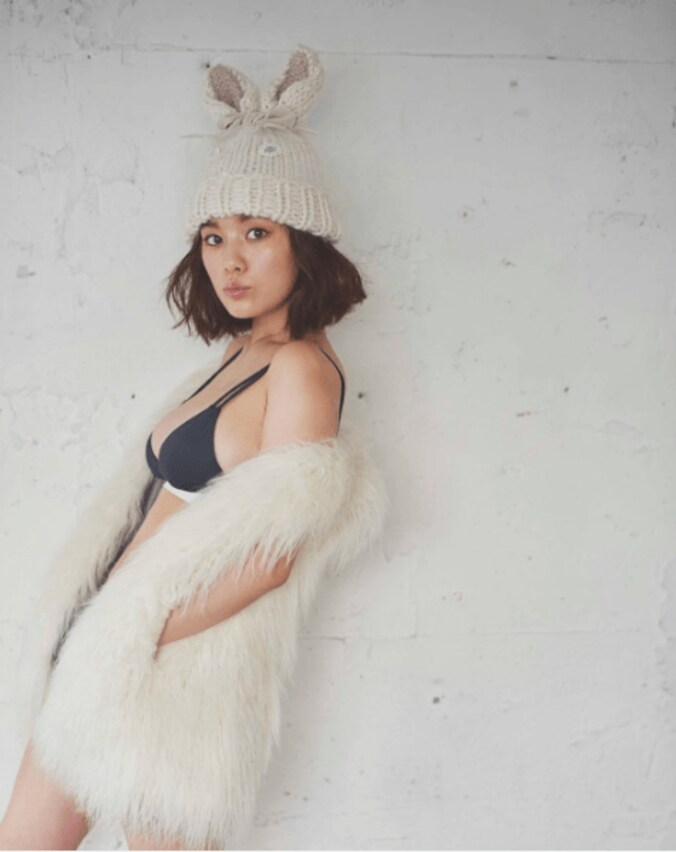 筧美和子、セクシーすぎる水着＆美巨乳ショットを披露して話題に 1枚目