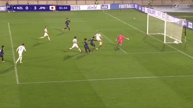 敵GK＆DFが唖然…U-20日本代表MF、“足裏フェイント”からスーパーゴール！「鎌田かよ」「完璧すぎて笑う」「冷静の権化」石井久継がW杯で圧巻2ゴール目 3枚目