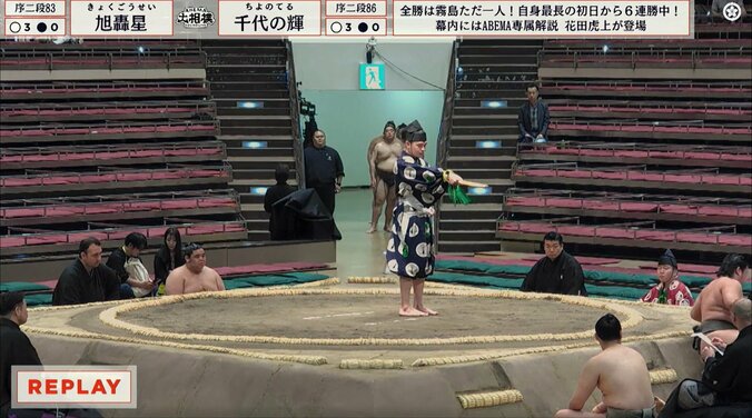 東の花道奥に千代丸の姿