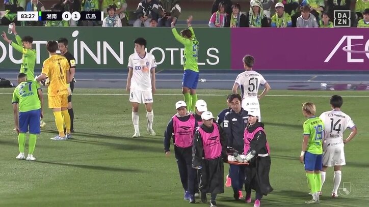 【映像】負傷退場→選手がブーイング制止