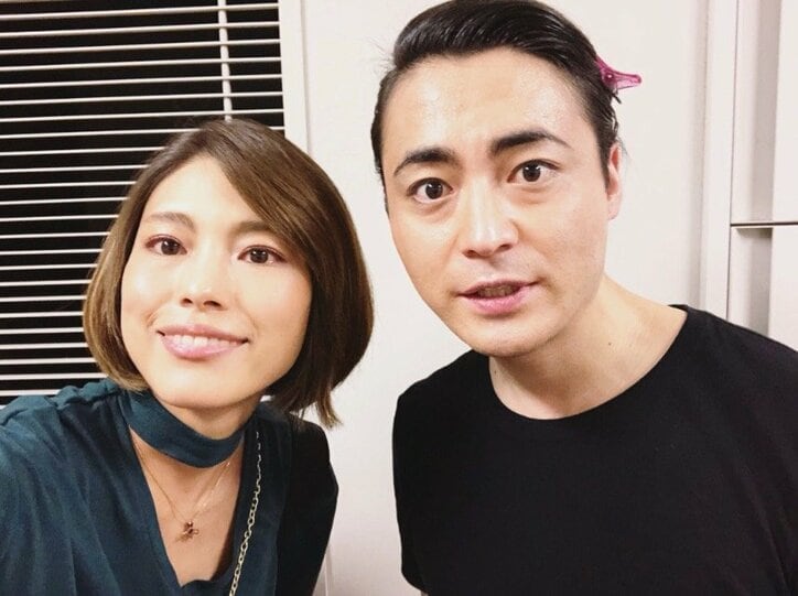 「美男美女姉弟」「そっくり」山田孝之、姉たちとの2ショットに反響