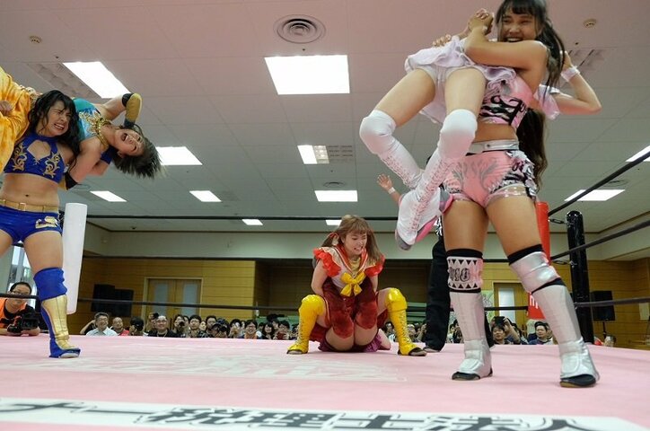 コーナー上から中指を立てる!才木玲佳&伊藤麻希、アイドル連合軍でタイトル前哨戦に快勝