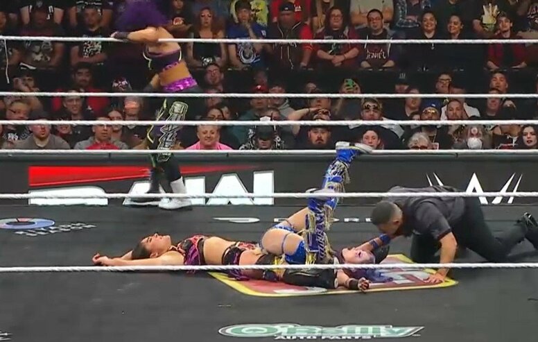 日本人女子レスラー、米マットで“開脚”フリーズの衝撃光景 豪快パワーボムでマットに突き刺さり…