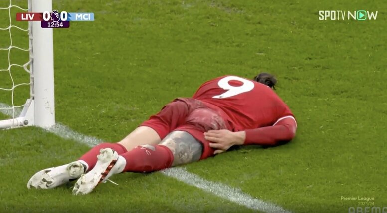 もはや交通事故レベル！「死ぬだろ…」「大丈夫か？」爆速スピードで体ごと突っ込む→ゴールポストに激突した瞬間　“ポストに嫌われた男”リバプールFWが立ち上がれず…