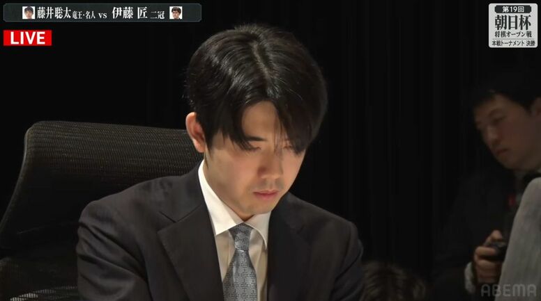 藤井聡太六冠、3年ぶり5度目の優勝！羽生善治九段の歴代最多記録に並ぶ 決勝戦で伊藤匠二冠に勝利／将棋・朝日杯