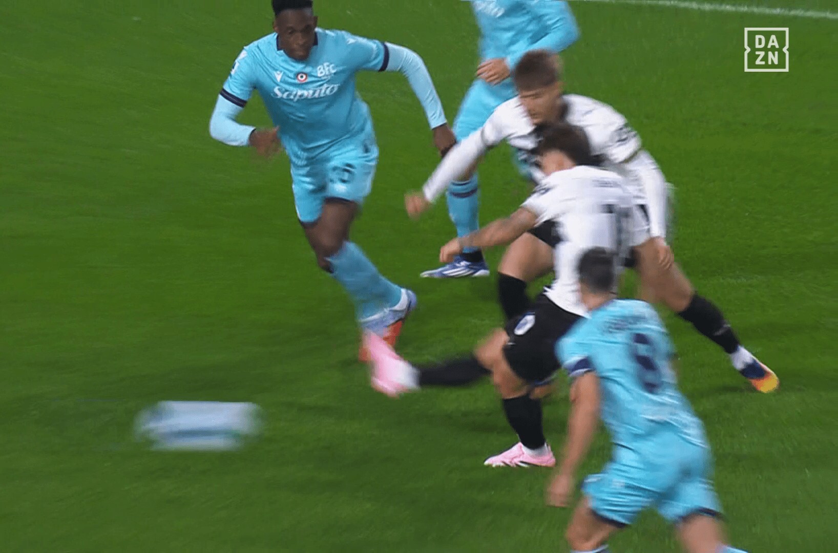 鈴木のロングフィードからベルナベがゴール