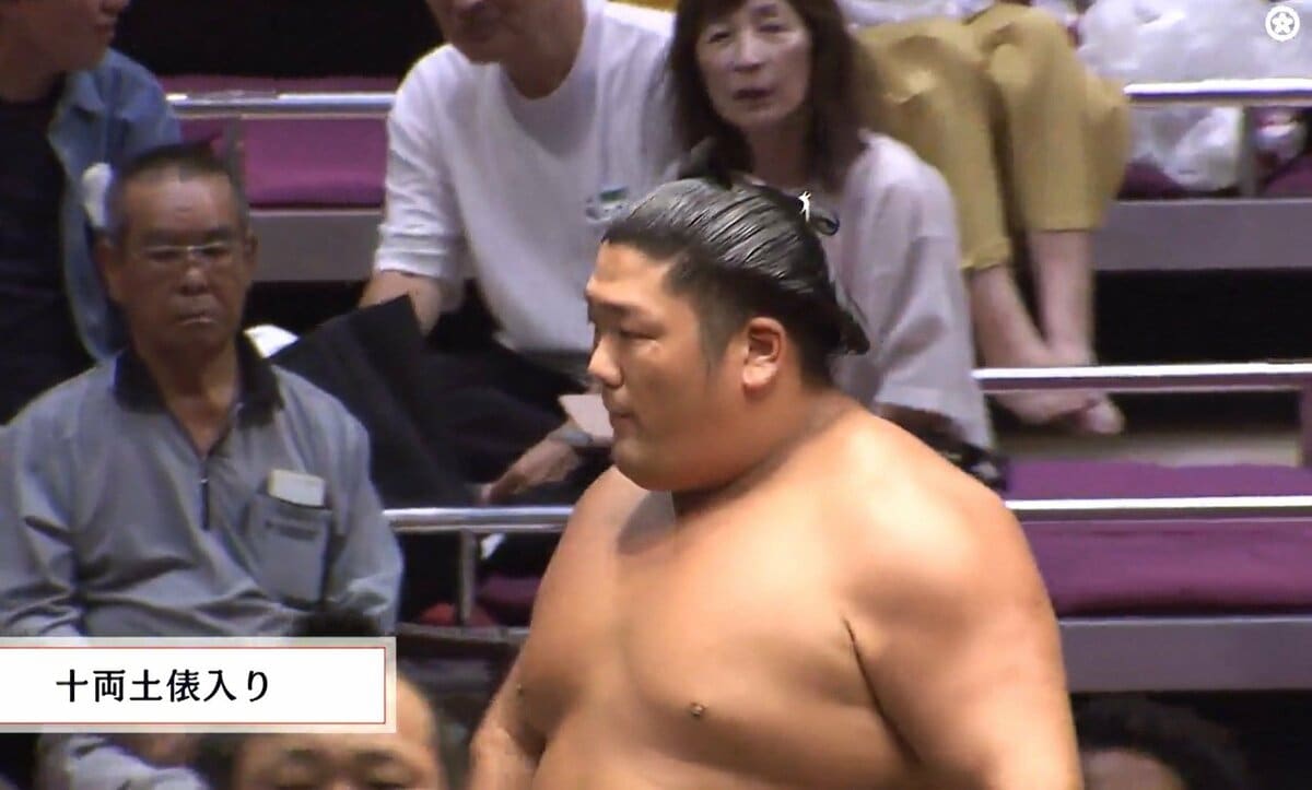 尊富士の“珍しい”化粧まわしにどよめき「目細めてみると文字が？」「何