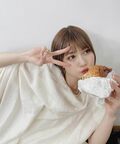 生見愛瑠、顔より大きいハンバーガー片手にピース！「顔小さ杉～」「可愛さでゼロカロリー」の声