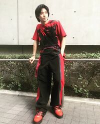 磯村勇斗、“イケメンすぎる”赤黒ファッションにファン絶賛「めちゃくちゃ色気を感じる」