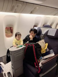 アレクサンダー『やった‼️ビジネスクラスだ❤️』