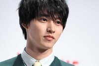 山崎賢人、“ダメダメな壁ドン”を披露し照れる「マジ照れ可愛い」「ニヤケが止まりません」と反響