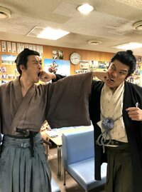 鈴木亮平、玉山鉄二と“殴り合い”ショット「いがみ合う薩摩と長州」