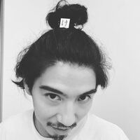 賀来賢人、迫力あるちょんまげスタイル公開 「何してもカッコいい」「賀来くんの投稿好き」と反響